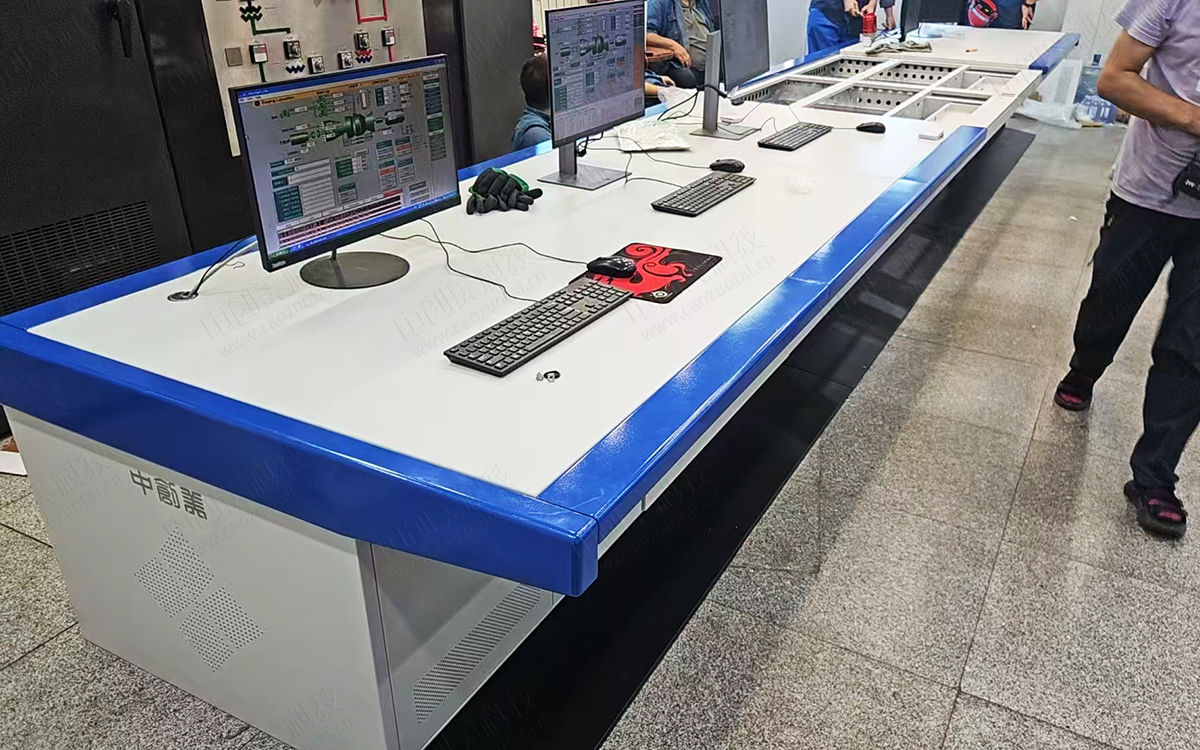 工業中控室平臺操作臺圖片
